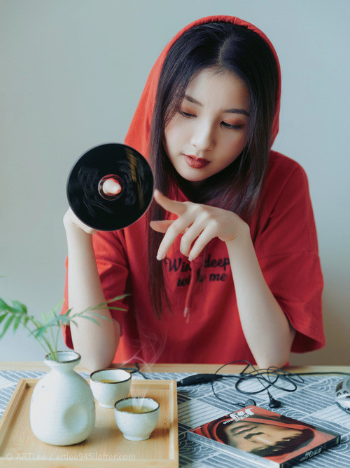 “西甲激烈争夺,豪门血拼,悬念不断”,豪门三强挥金如土,赚足流量的西甲联赛迎来新伙伴